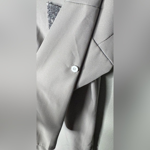 Chic Gray Blouse with Sequin Accent - Size Medium- NWOT - Picture 5 of 7